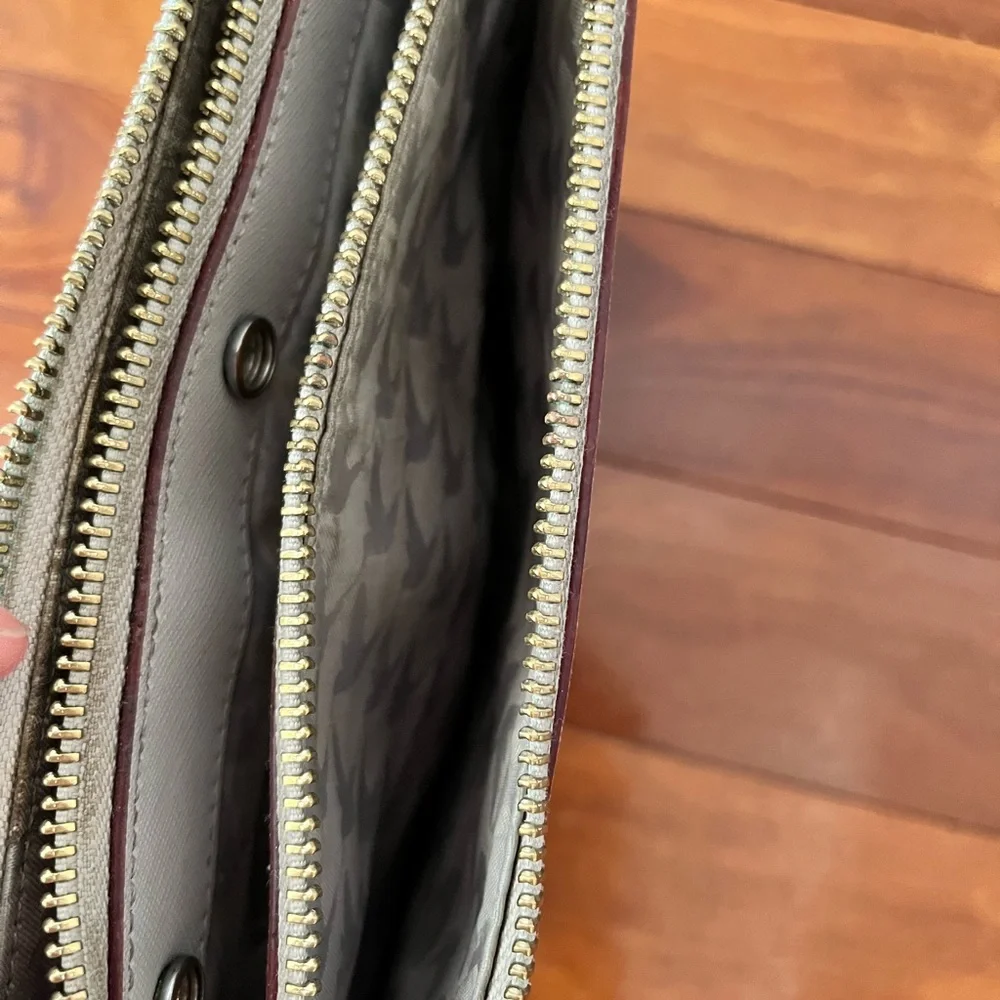 Lo & Sons Pearl crossbody in light grey *SMALL TEAR IN BAG* - Picture 7 of 10